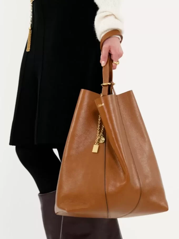 Große Chloé Spin Tote Bag aus genarbtem Leder Große Chloé Spin Tote Bag aus genarbtem Leder