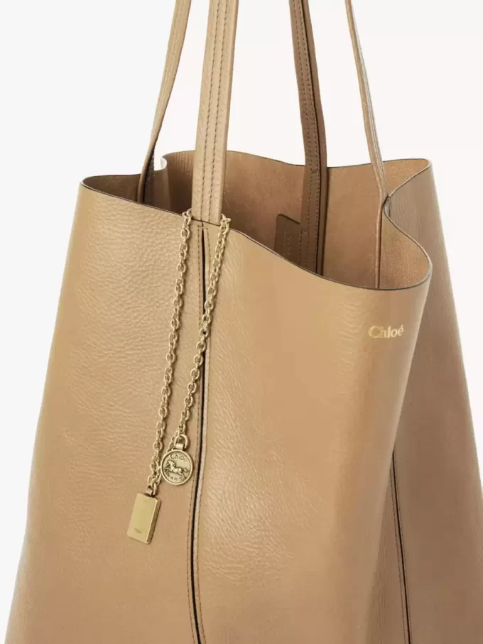 Große Chloé Spin Tote Bag aus genarbtem Leder Große Chloé Spin Tote Bag aus genarbtem Leder
