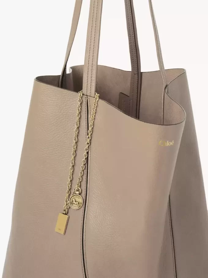 Große Chloé Spin Tote Bag aus genarbtem Leder Große Chloé Spin Tote Bag aus genarbtem Leder