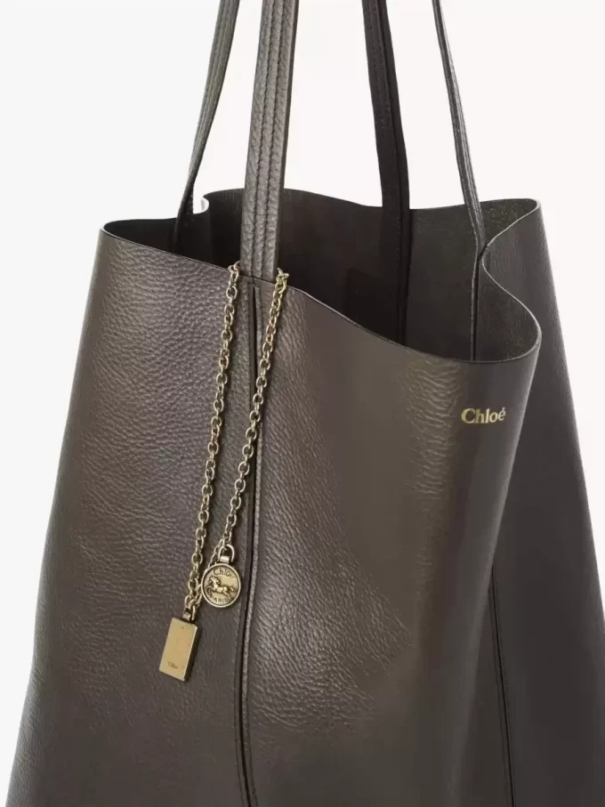 Große Chloé Spin Tote Bag aus genarbtem Leder Große Chloé Spin Tote Bag aus genarbtem Leder