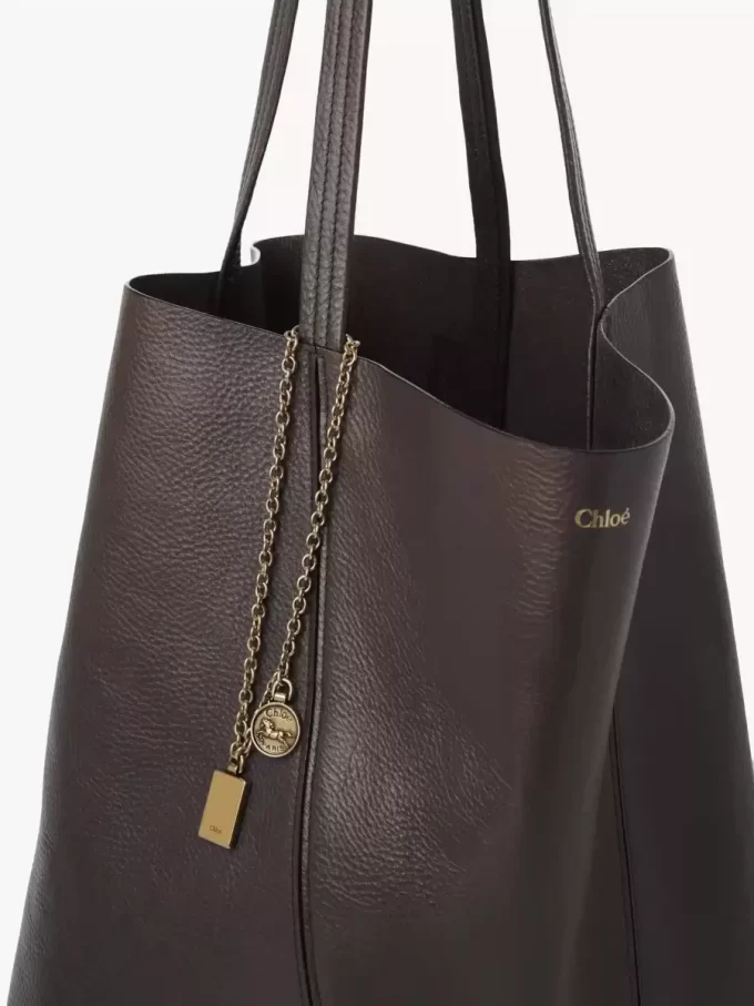 Große Chloé Spin Tote Bag aus genarbtem Leder Große Chloé Spin Tote Bag aus genarbtem Leder
