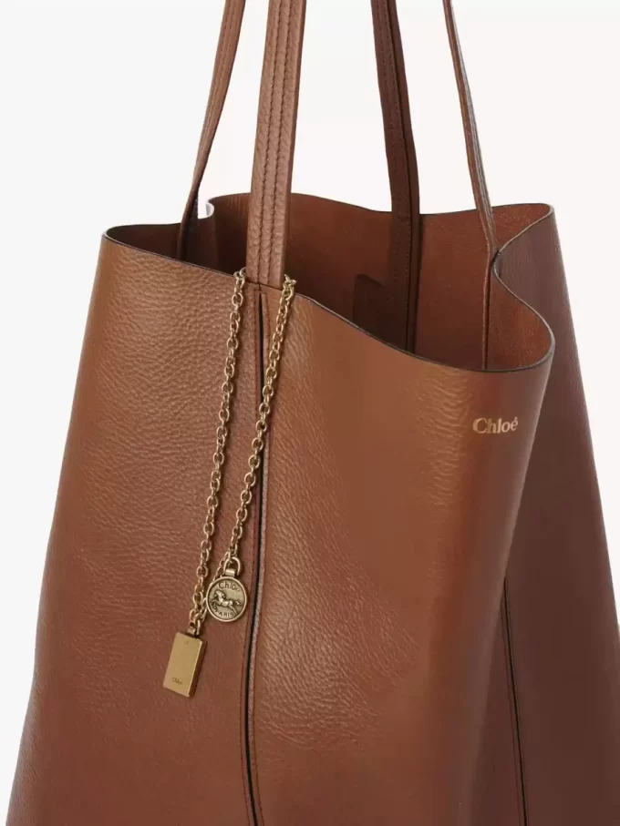 Große Chloé Spin Tote Bag aus genarbtem Leder Große Chloé Spin Tote Bag aus genarbtem Leder