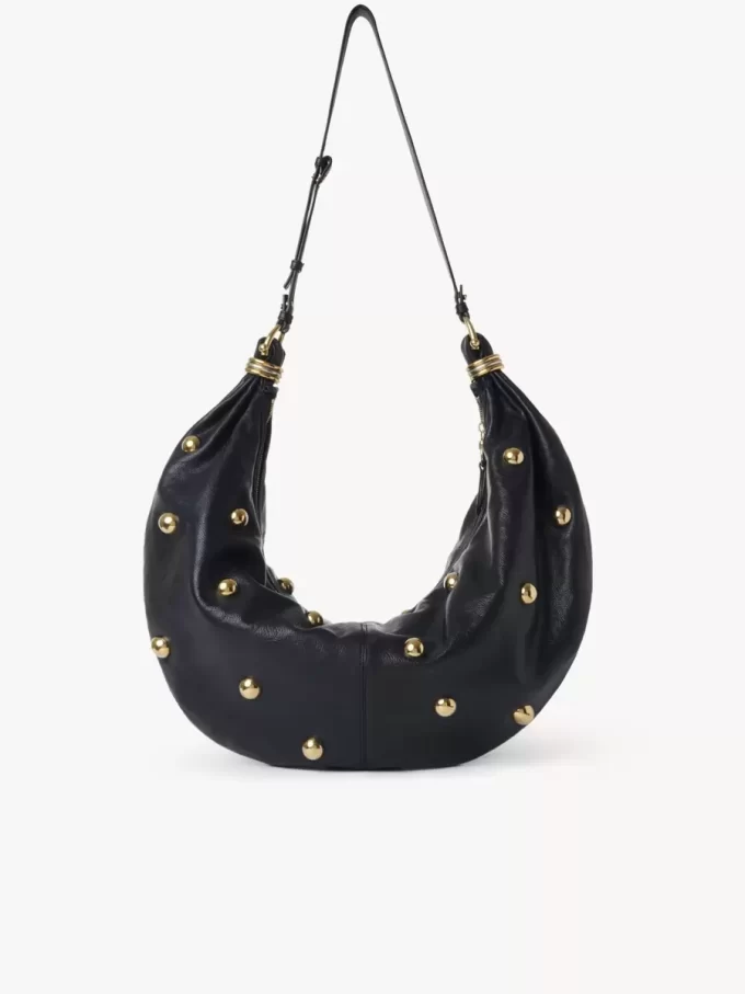 Große Hobo-Tasche „Armband“ aus genarbtem Leder mit Nieten Große Hobo-Tasche „Armband“ aus genarbtem Leder mit Nieten