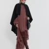 Große Hobo-Tasche „Armband“ aus genarbtem Leder mit Nieten Große Hobo-Tasche „Armband“ aus genarbtem Leder mit Nieten