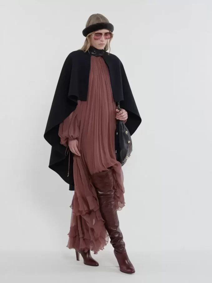 Große Hobo-Tasche „Armband“ aus genarbtem Leder mit Nieten Große Hobo-Tasche „Armband“ aus genarbtem Leder mit Nieten
