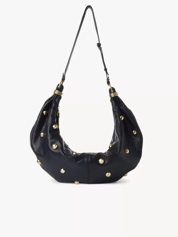 Große Hobo-Tasche „Armband“ aus genarbtem Leder mit Nieten Große Hobo-Tasche „Armband“ aus genarbtem Leder mit Nieten