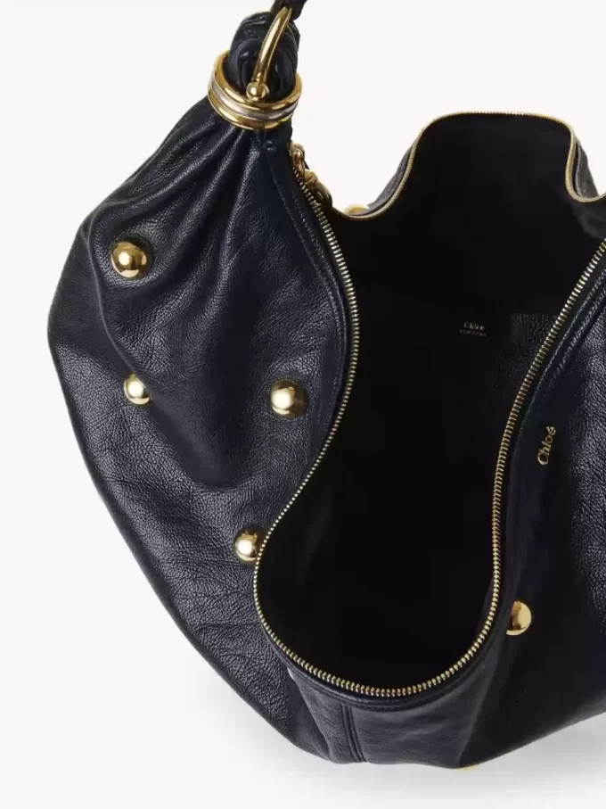 Große Hobo-Tasche „Armband“ aus genarbtem Leder mit Nieten Große Hobo-Tasche „Armband“ aus genarbtem Leder mit Nieten