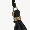 Große Hobo-Tasche „Armband“ aus genarbtem Leder mit Nieten Große Hobo-Tasche „Armband“ aus genarbtem Leder mit Nieten