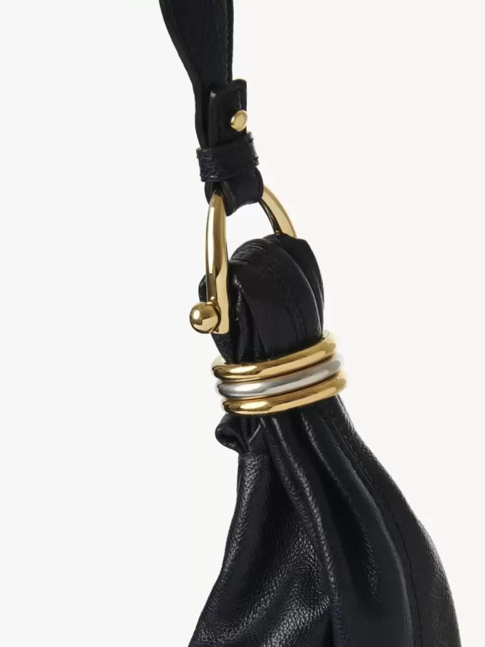 Große Hobo-Tasche „Armband“ aus genarbtem Leder mit Nieten Große Hobo-Tasche „Armband“ aus genarbtem Leder mit Nieten