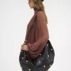 Große Hobo-Tasche „Armband“ aus genarbtem Leder mit Nieten Große Hobo-Tasche „Armband“ aus genarbtem Leder mit Nieten