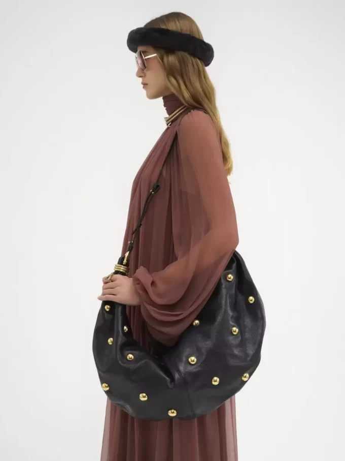 Große Hobo-Tasche „Armband“ aus genarbtem Leder mit Nieten Große Hobo-Tasche „Armband“ aus genarbtem Leder mit Nieten