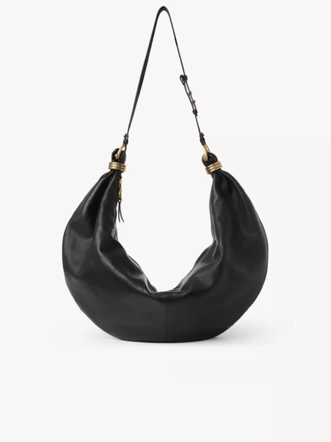 Große Hobo-Tasche mit Armband aus genarbtem Leder Große Hobo-Tasche mit Armband aus genarbtem Leder