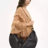 Große Hobo-Tasche mit Armband aus genarbtem Leder Große Hobo-Tasche mit Armband aus genarbtem Leder