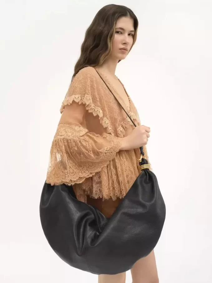 Große Hobo-Tasche mit Armband aus genarbtem Leder Große Hobo-Tasche mit Armband aus genarbtem Leder