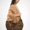 Große Hobo-Tasche mit Armband aus genarbtem Leder Große Hobo-Tasche mit Armband aus genarbtem Leder