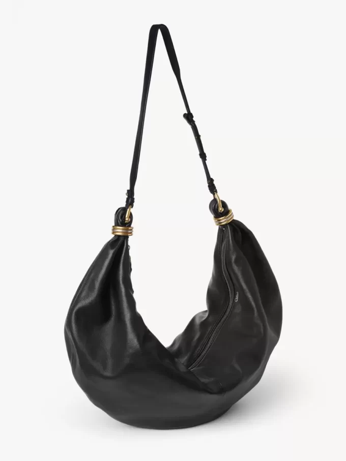 Große Hobo-Tasche mit Armband aus genarbtem Leder Große Hobo-Tasche mit Armband aus genarbtem Leder