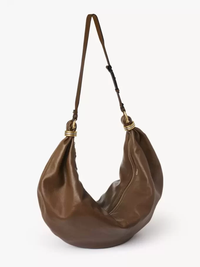 Große Hobo-Tasche mit Armband aus genarbtem Leder Große Hobo-Tasche mit Armband aus genarbtem Leder