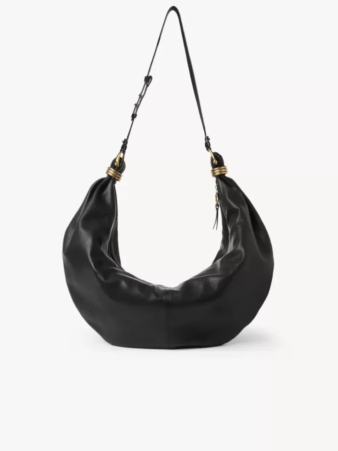 Große Hobo-Tasche mit Armband aus genarbtem Leder Große Hobo-Tasche mit Armband aus genarbtem Leder