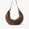Große Hobo-Tasche mit Armband aus genarbtem Leder Große Hobo-Tasche mit Armband aus genarbtem Leder