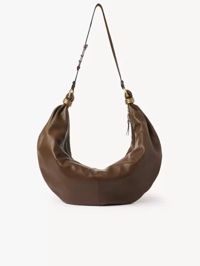 Große Hobo-Tasche mit Armband aus genarbtem Leder Große Hobo-Tasche mit Armband aus genarbtem Leder