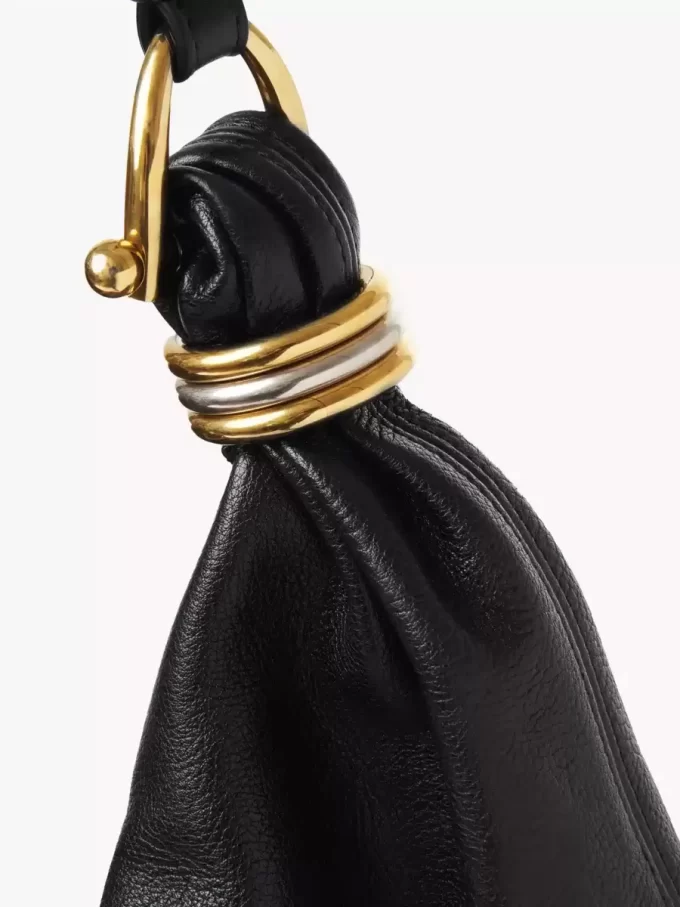 Große Hobo-Tasche mit Armband aus genarbtem Leder Große Hobo-Tasche mit Armband aus genarbtem Leder