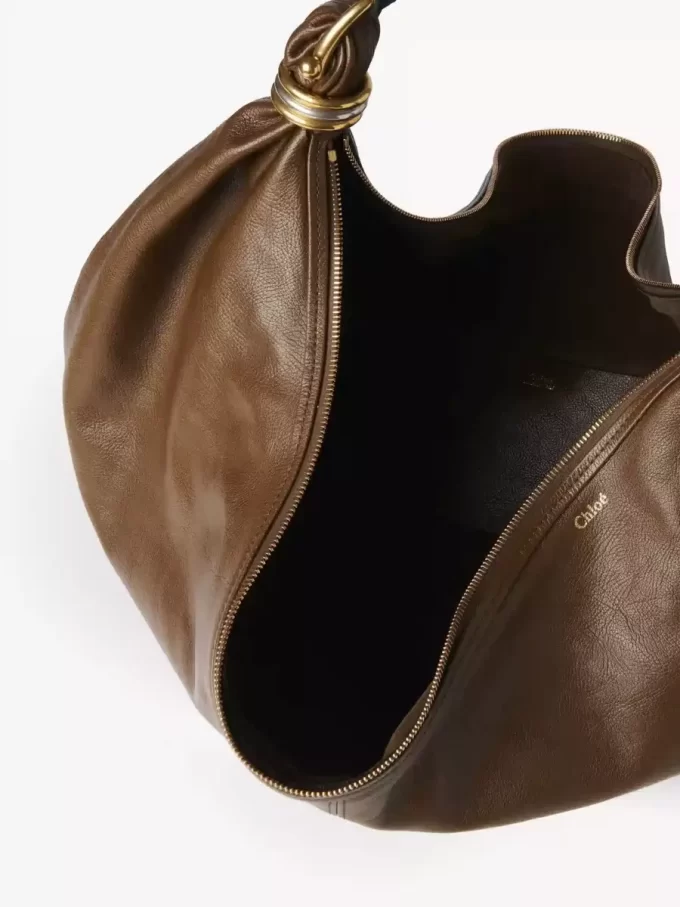 Große Hobo-Tasche mit Armband aus genarbtem Leder Große Hobo-Tasche mit Armband aus genarbtem Leder