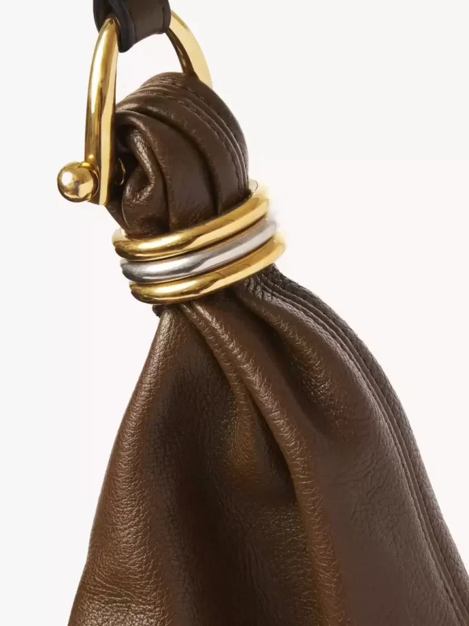 Große Hobo-Tasche mit Armband aus genarbtem Leder Große Hobo-Tasche mit Armband aus genarbtem Leder