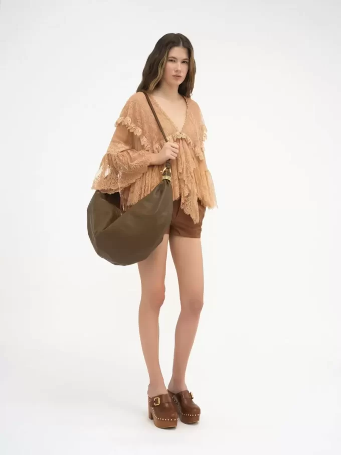 Große Hobo-Tasche mit Armband aus genarbtem Leder Große Hobo-Tasche mit Armband aus genarbtem Leder