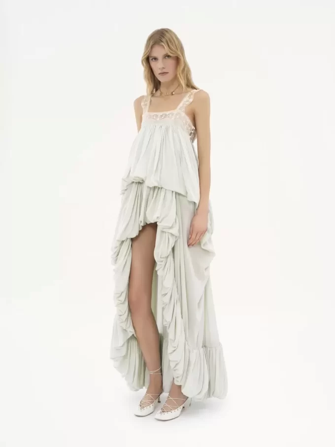 High-Low-Rüschenkleid aus Habotai-Seide und Spitze High-Low-Rüschenkleid aus Habotai-Seide und Spitze