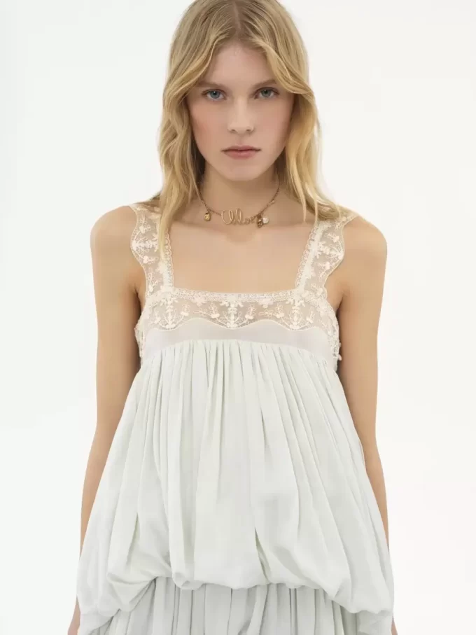 High-Low-Rüschenkleid aus Habotai-Seide und Spitze High-Low-Rüschenkleid aus Habotai-Seide und Spitze