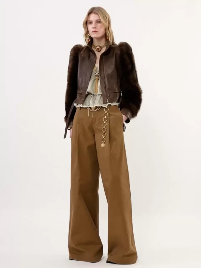 Hochgeschlossene Kurzjacke aus Leder Hochgeschlossene Kurzjacke aus Leder