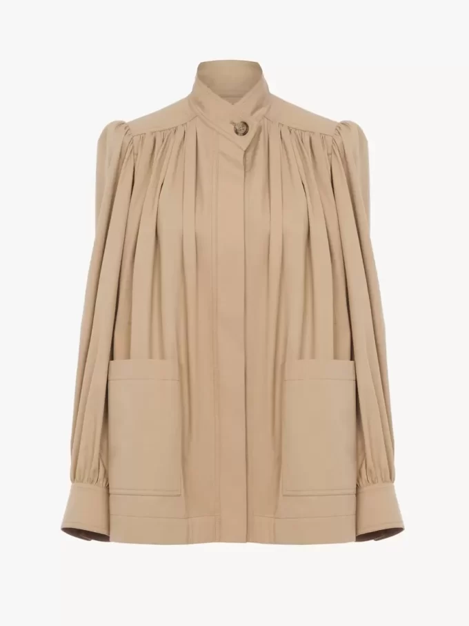 Hochgeschlossene, geraffte Jacke aus Baumwollgabardine Hochgeschlossene, geraffte Jacke aus Baumwollgabardine
