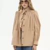 Hochgeschlossene, geraffte Jacke aus Baumwollgabardine Hochgeschlossene, geraffte Jacke aus Baumwollgabardine
