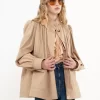 Hochgeschlossene, geraffte Jacke aus Baumwollgabardine Hochgeschlossene, geraffte Jacke aus Baumwollgabardine