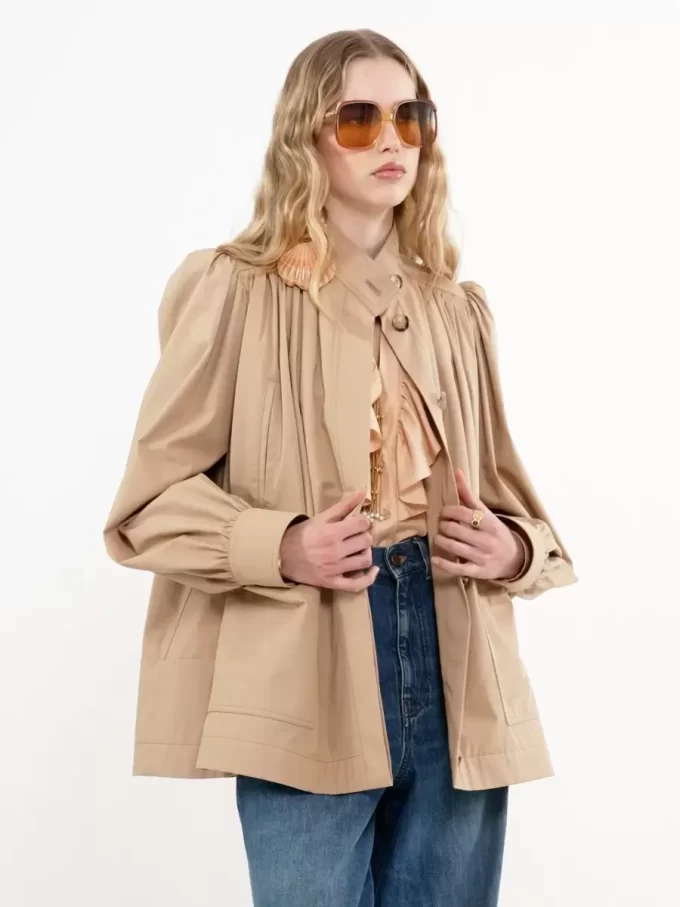 Hochgeschlossene, geraffte Jacke aus Baumwollgabardine Hochgeschlossene, geraffte Jacke aus Baumwollgabardine