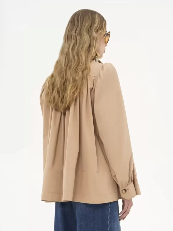 Hochgeschlossene, geraffte Jacke aus Baumwollgabardine Hochgeschlossene, geraffte Jacke aus Baumwollgabardine
