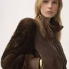 Hochgeschlossene Kurzjacke aus Leder Hochgeschlossene Kurzjacke aus Leder