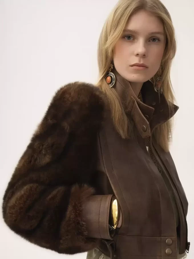 Hochgeschlossene Kurzjacke aus Leder Hochgeschlossene Kurzjacke aus Leder