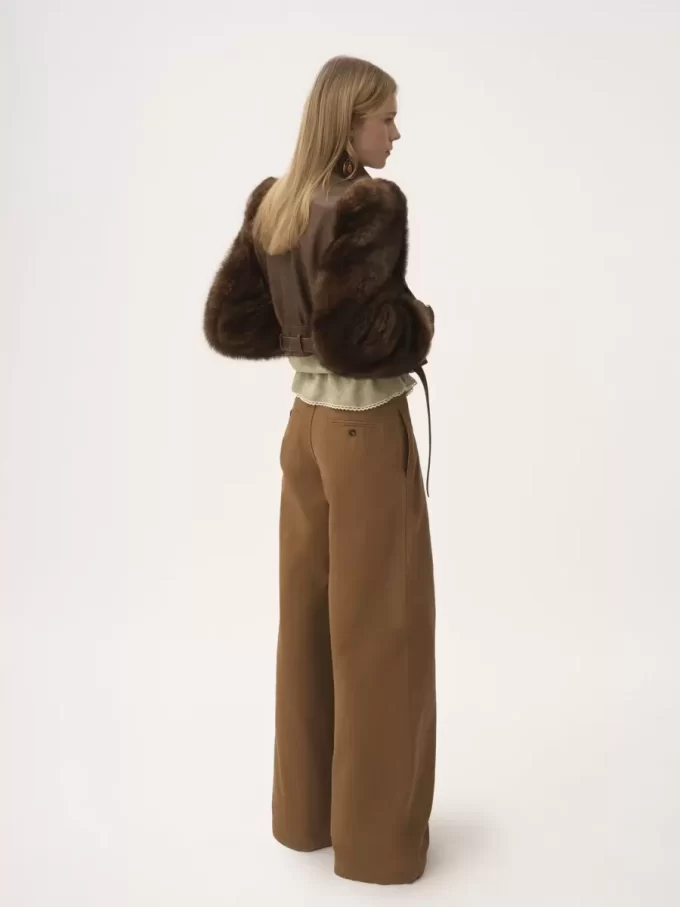 Hochgeschlossene Kurzjacke aus Leder Hochgeschlossene Kurzjacke aus Leder