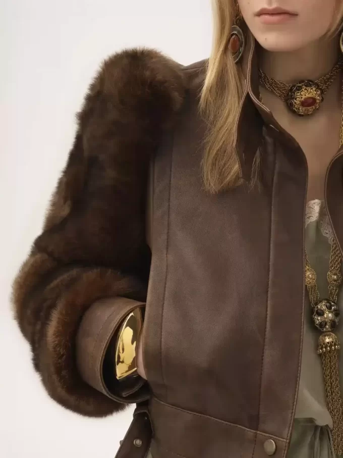 Hochgeschlossene Kurzjacke aus Leder Hochgeschlossene Kurzjacke aus Leder