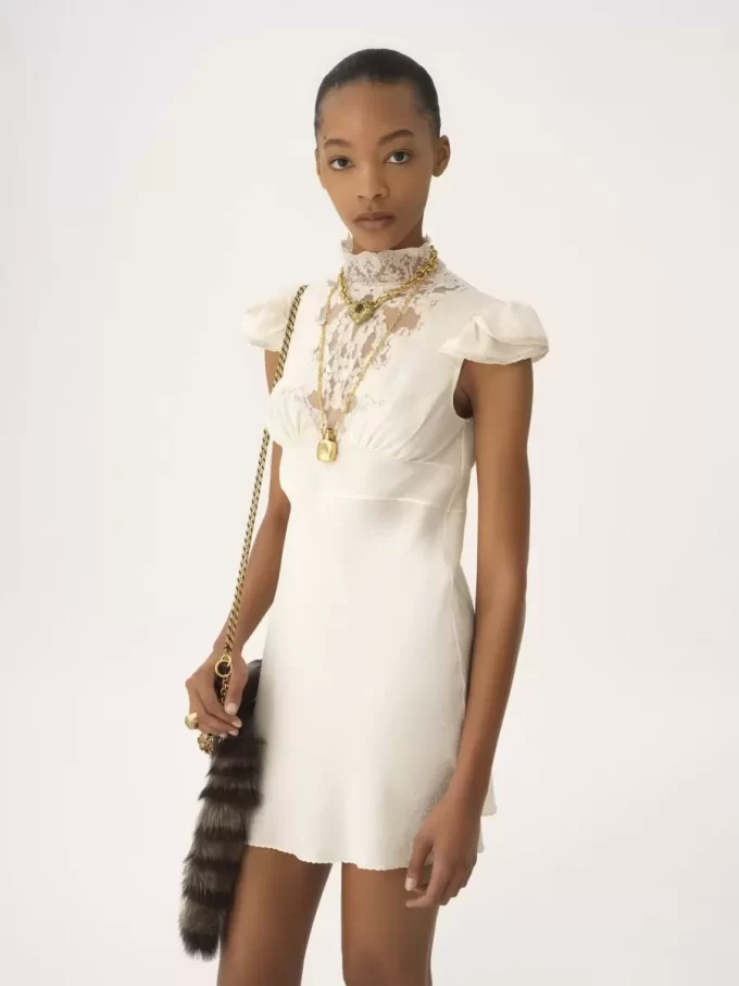 Hochgeschlossenes Minikleid aus Jacquard-Seide und Spitze Hochgeschlossenes Minikleid aus Jacquard-Seide und Spitze