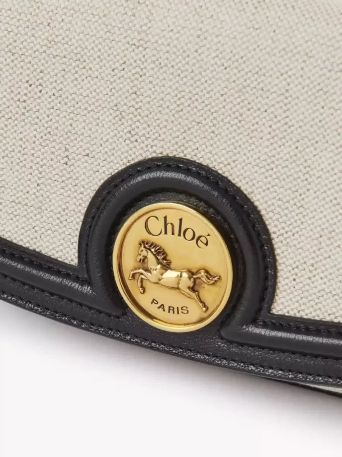 Horse Medal Umhängetasche aus Canvas und genarbtem Leder Horse Medal Umhängetasche aus Canvas und genarbtem Leder