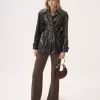 Jacke mit Gürtel aus glänzend beschichteter Baumwolle