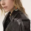 Jacke mit Gürtel aus glänzend beschichteter Baumwolle