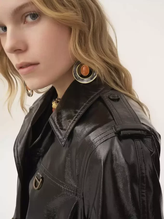 Jacke mit Gürtel aus glänzend beschichteter Baumwolle