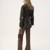 Jacke mit Gürtel aus glänzend beschichteter Baumwolle
