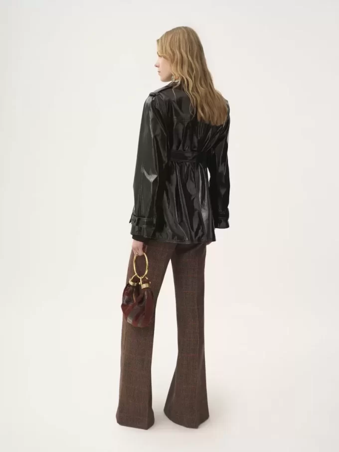 Jacke mit Gürtel aus glänzend beschichteter Baumwolle