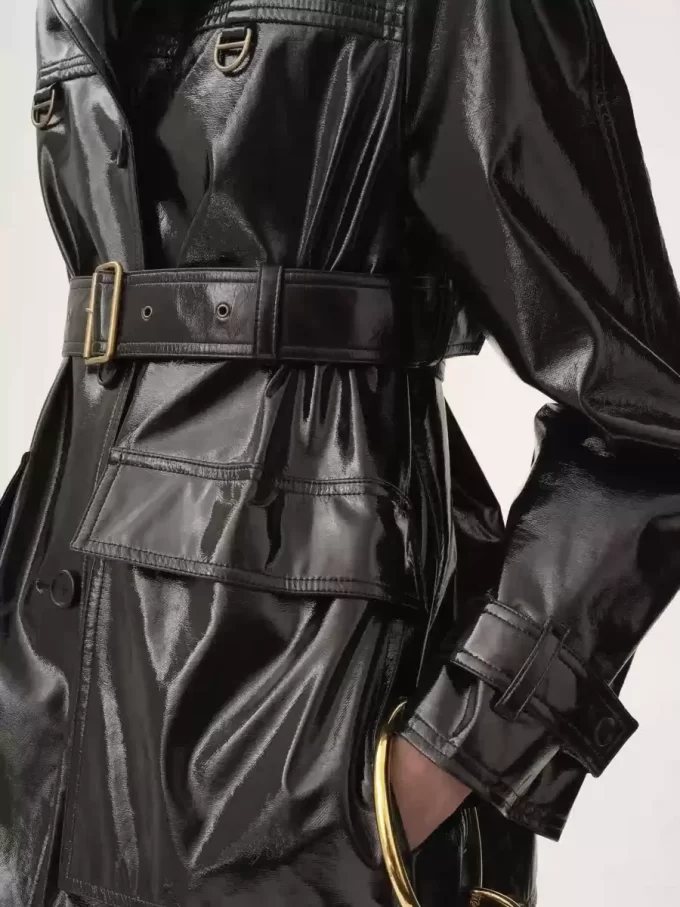 Jacke mit Gürtel aus glänzend beschichteter Baumwolle