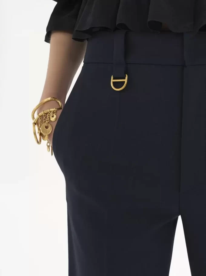 Jungenhafte, maßgeschneiderte Hose aus Stretchwolle Jungenhafte, maßgeschneiderte Hose aus Stretchwolle