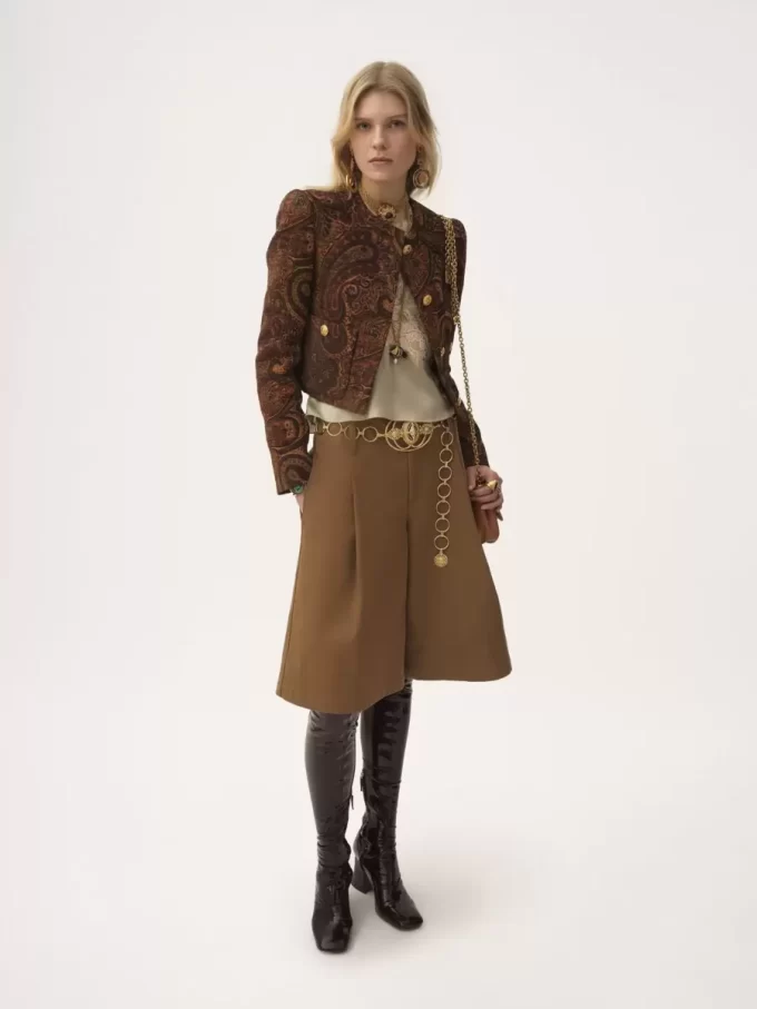 Kastig geschnittene Jacke ohne Kragen aus Gobelin-Jacquard Kastig geschnittene Jacke ohne Kragen aus Gobelin-Jacquard